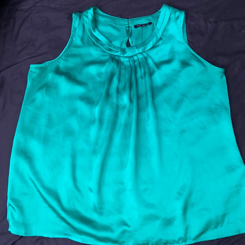 Sleeveless emerald green button back satin top